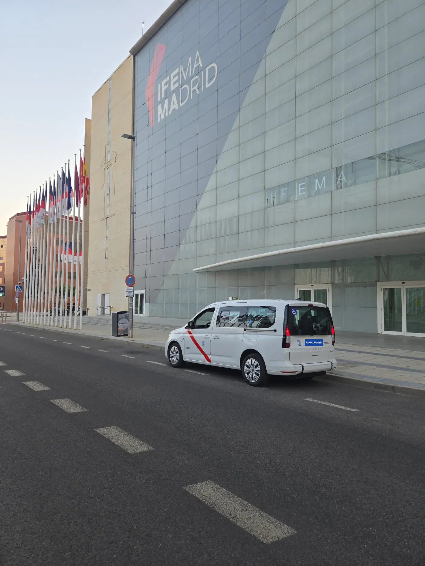 Taxi de gran capacidad para hasta 6 pasajeros en Madrid, Volkswagen Caddy Maxi frente a IFEMA