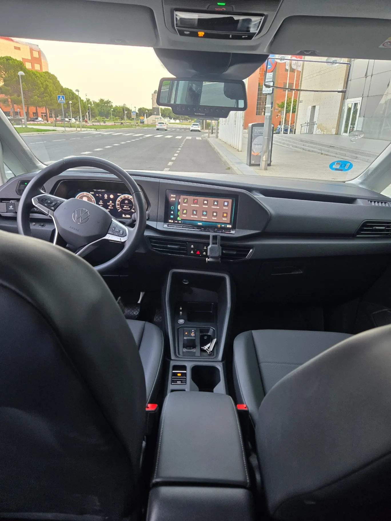 Interior moderno de Volkswagen Caddy Maxi Eurotaxi