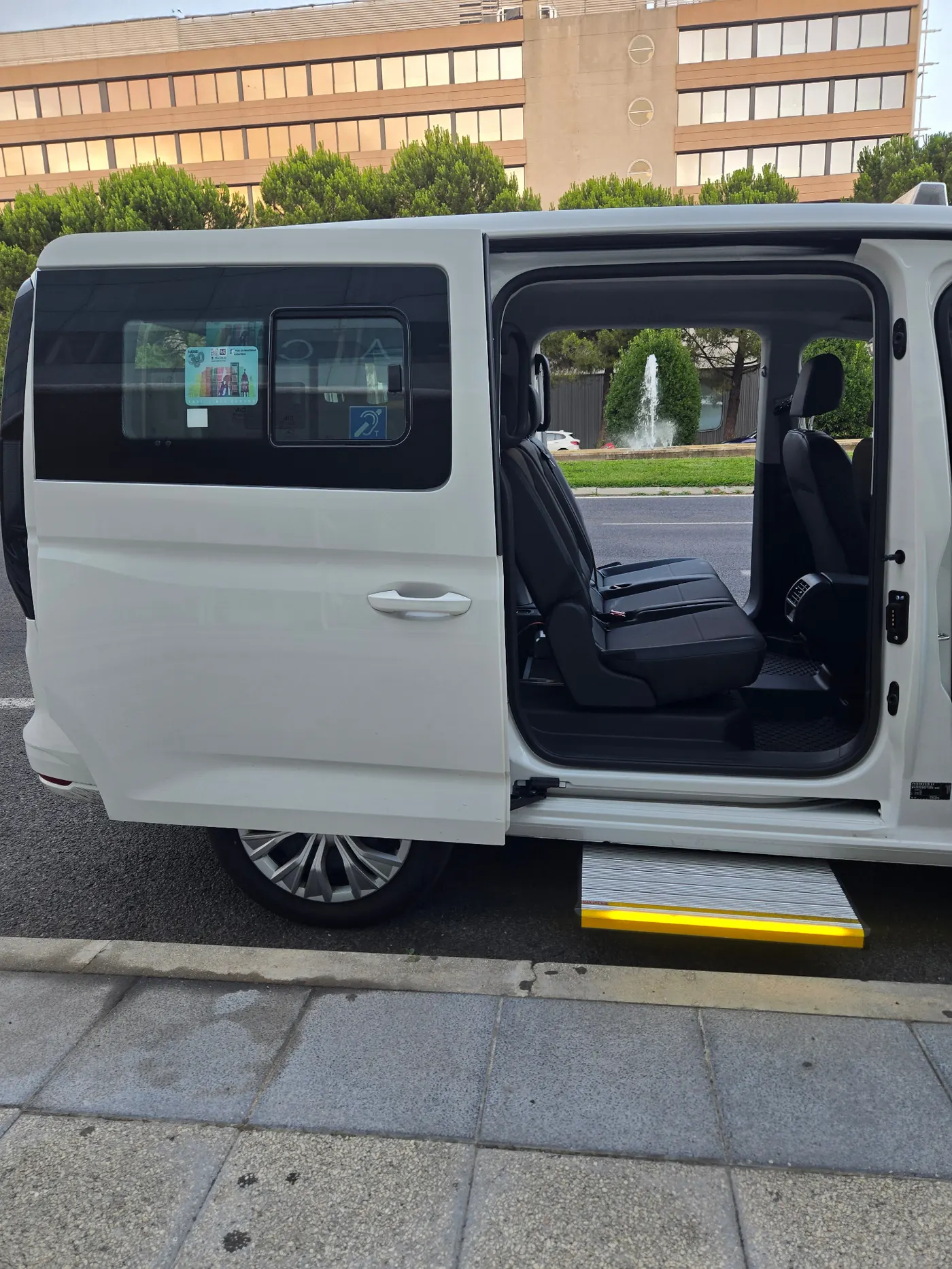 Acceso lateral con escalón del Eurotaxi