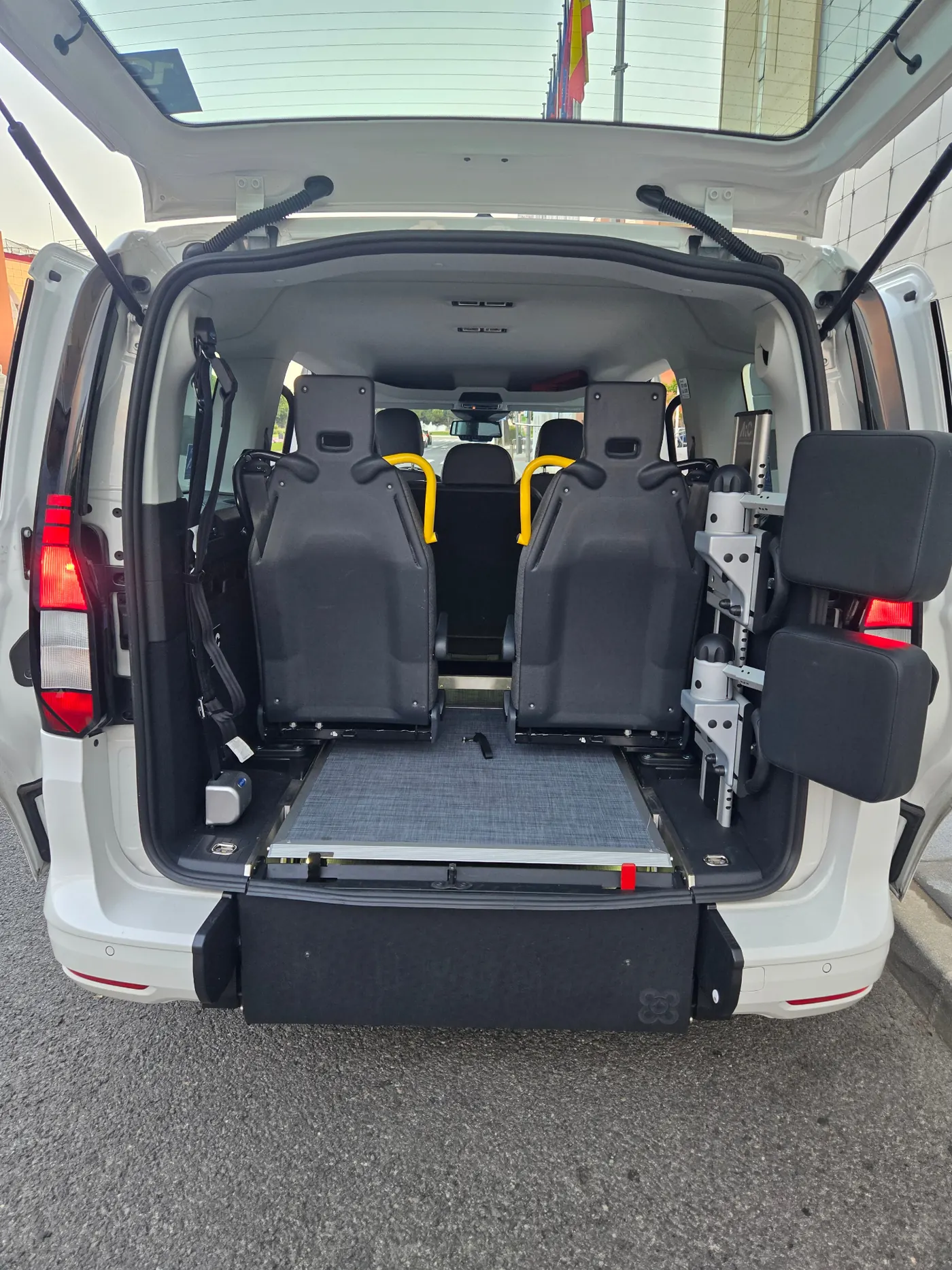 Acceso trasero homologado para silla de ruedas