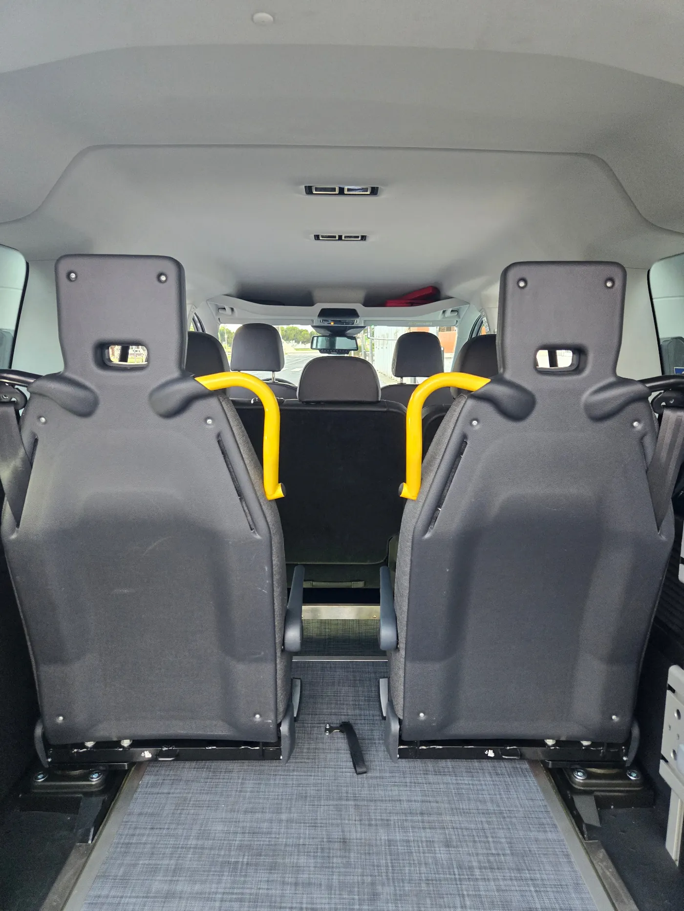 Espacio interior para silla de ruedas y acompañantes
